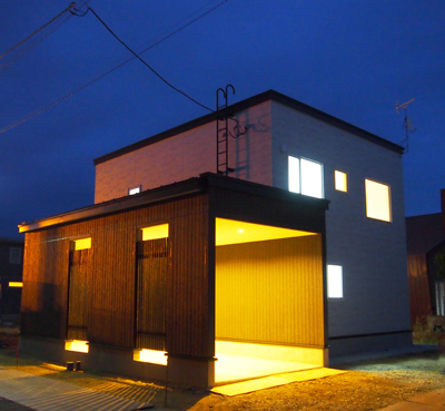 夜の外観